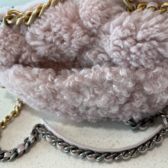 Chanel 19 Shearling Sheepskin light pink - Picture 10 of 11